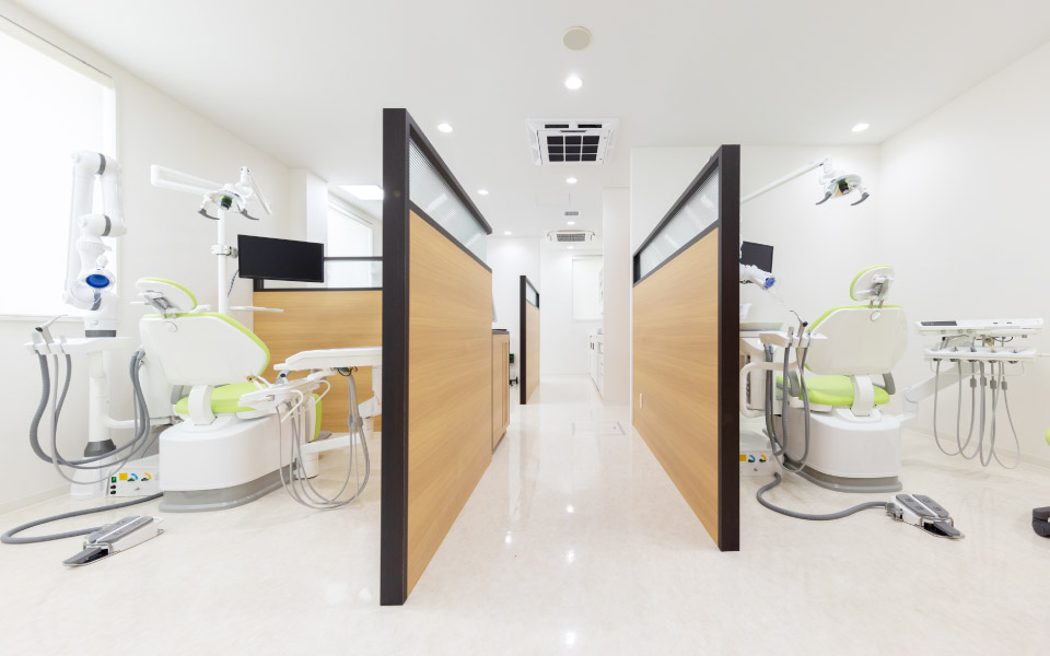 各チェアごとに仕切りがある セパレート診療室